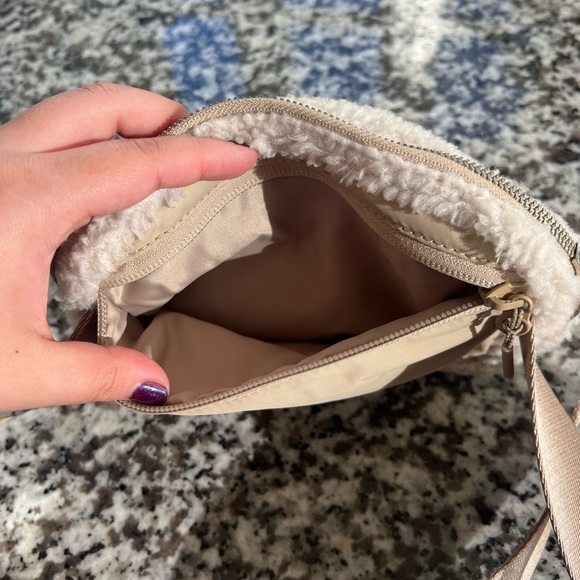 Lululemon Sherpa Everywhere Belt Bag Cream - Picture 3 of 6
